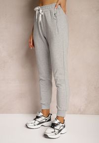 Renee - Jasnoszare Spodnie Dresowe z Bawełny High Waist Ozdobione Kieszeniami na Suwak Fedela. Okazja: na co dzień. Stan: podwyższony. Kolor: szary. Materiał: dresówka, bawełna. Długość: długie. Wzór: aplikacja. Styl: elegancki, casual