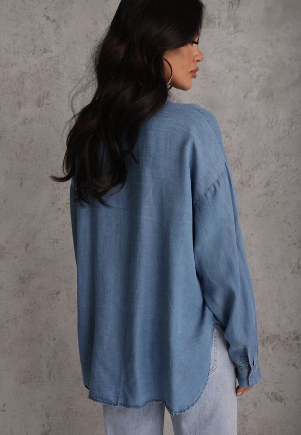 Renee - Niebieska Denimowa Koszula z Bawełną i Kieszonką Worimi. Okazja: na co dzień. Kolor: niebieski. Materiał: bawełna. Sezon: wiosna. Styl: casual