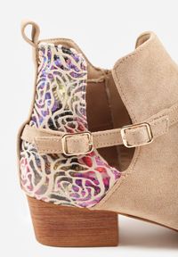 Renee - Beżowe Botki Vices na Słupku Ozdobione Kwiatami Selianor. Okazja: na spacer. Kolor: beżowy. Materiał: wełna. Wzór: aplikacja, kwiaty. Sezon: jesień. Obcas: na słupku. Styl: elegancki, klasyczny, wizytowy #9