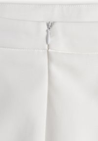 Born2be - Biała Gładka Spódnica VICES o Ołówkowym Kroju Abilura. Okazja: na spotkanie biznesowe, do pracy, na komunię. Kolor: biały. Wzór: gładki. Styl: biznesowy #5