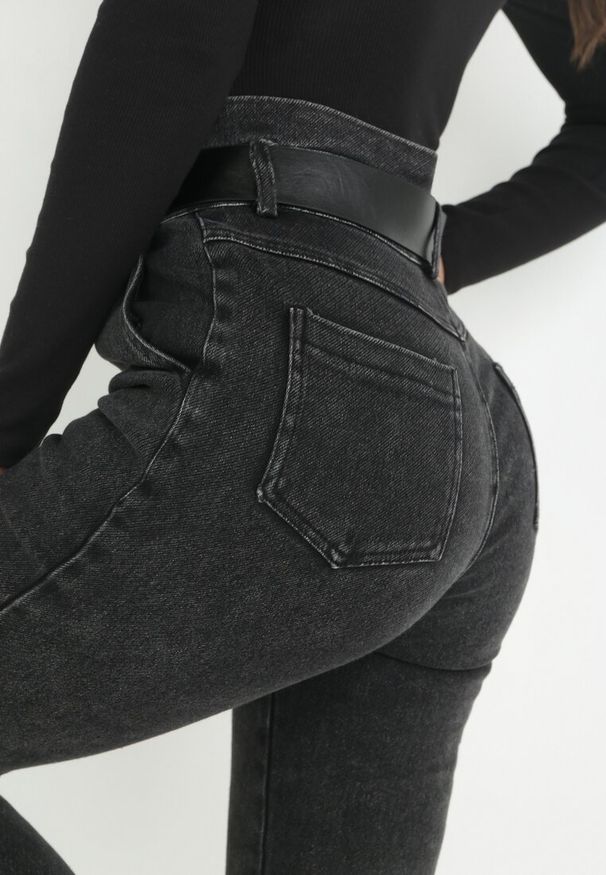 Born2be - Czarne Jeansy Mom Fit z Paskiem Humilia. Okazja: na co dzień. Stan: podwyższony. Kolor: czarny. Wzór: gładki. Styl: casual