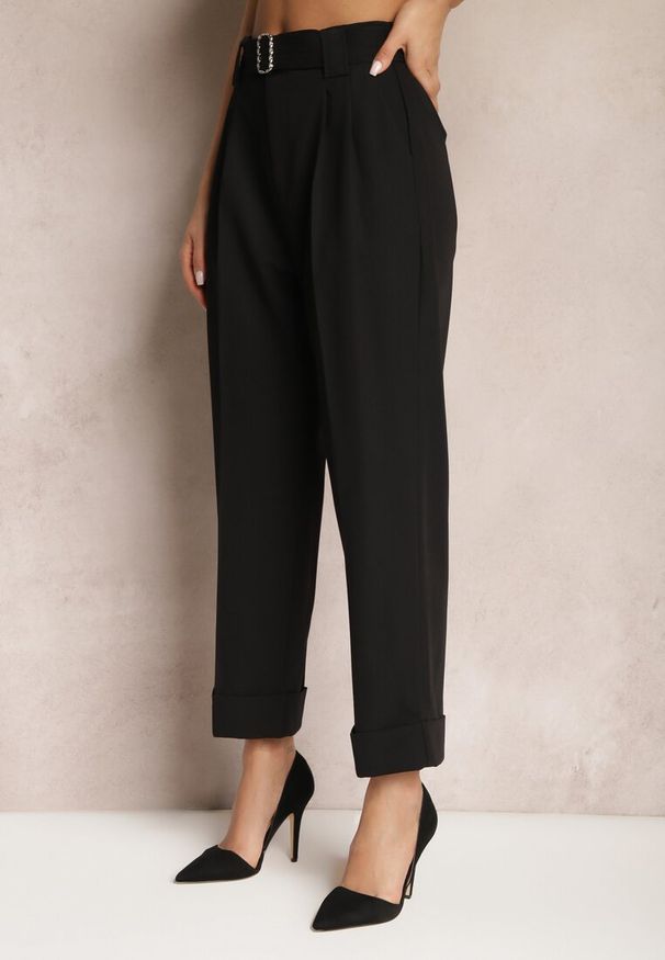 Renee - Czarne Garniturowe Spodnie High Waist z Paskiem z Klamrą Ficuza. Okazja: na spotkanie biznesowe. Stan: podwyższony. Kolor: czarny. Styl: biznesowy, elegancki