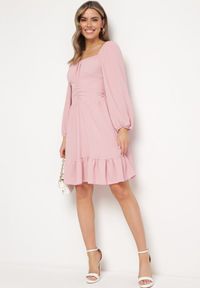 Born2be - Różowa Sukienka Auxede. Typ kołnierza: dekolt kwadratowy. Kolor: różowy. Materiał: tkanina. Długość rękawa: długi rękaw. Wzór: gładki #6