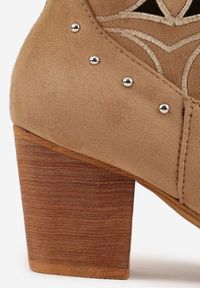 Born2be - Ciemnobeżowe Botki Kowbojki VICES na Obcasie z Ażurową Cholewką z Nitami Rienatea. Okazja: na co dzień. Kolor: beżowy. Materiał: zamsz, jeans. Szerokość cholewki: normalna. Wzór: ażurowy. Obcas: na obcasie. Styl: casual. Wysokość obcasa: średni #2