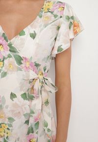 Born2be - Beżowa Kwiatowa Sukienka z Kopertowym Dekoltem Atorina. Okazja: do pracy, na co dzień, na spotkanie biznesowe. Typ kołnierza: dekolt kopertowy. Kolor: beżowy. Wzór: kwiaty. Typ sukienki: kopertowe. Styl: casual, biznesowy #5