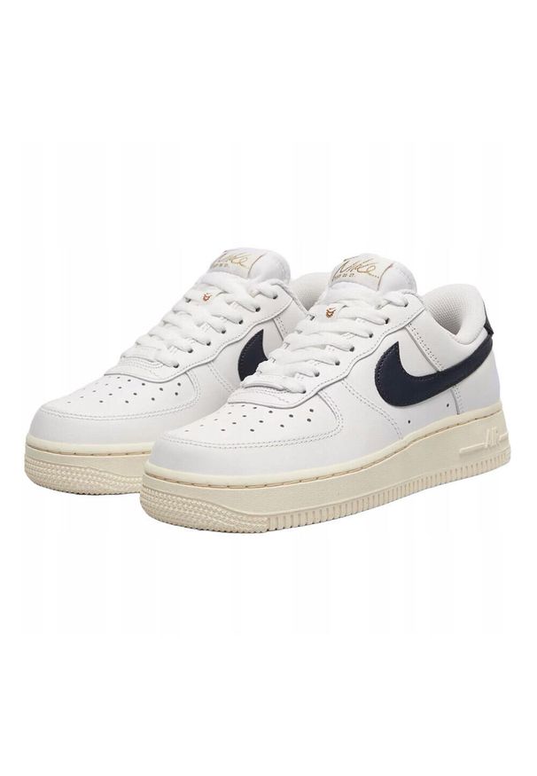 Buty Sportowe Damskie Nike W Air Force 1 '07 Flyease. Kolor: biały. Materiał: guma, tkanina, skóra, materiał, syntetyk. Model: Nike Air Force. Sport: bieganie