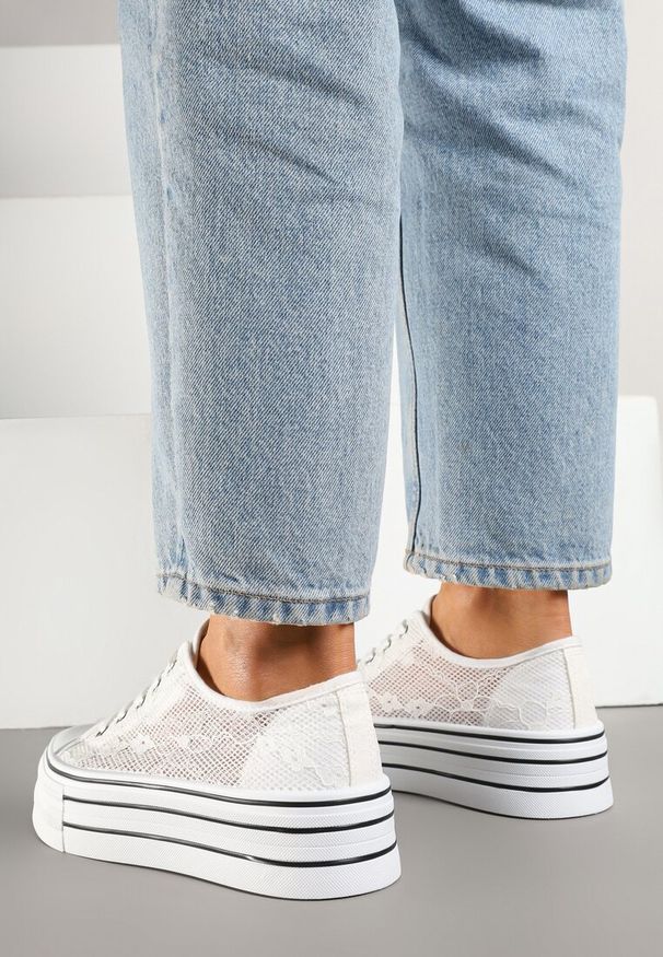 Renee - Białe Koronkowe Trampki Vices na Podwójnej Podeszwie Telosira. Okazja: na co dzień. Kolor: biały. Materiał: koronka. Styl: elegancki, casual