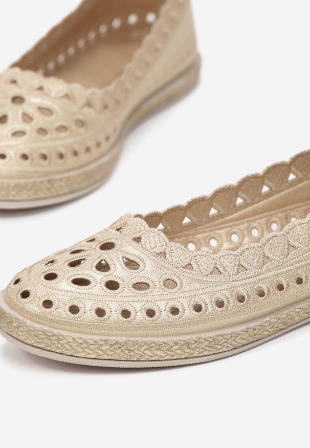 Born2be - Złote Balerinki Meledoc. Zapięcie: bez zapięcia. Kolor: złoty. Materiał: materiał. Wzór: geometria, ażurowy, haft, aplikacja. Obcas: na płaskiej podeszwie