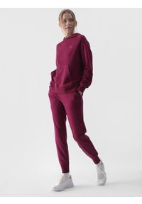 4f - 4F Bluza dresowa nierozpinana z kapturem damska - fioletowa M. Okazja: na co dzień. Typ kołnierza: kaptur. Kolor: fioletowy. Materiał: dresówka. Długość rękawa: raglanowy rękaw. Wzór: gładki, ze splotem. Styl: sportowy, casual