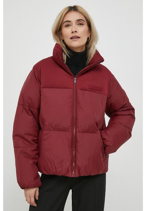 TOMMY HILFIGER - Tommy Hilfiger kurtka damska kolor bordowy zimowa. Kolor: czerwony. Materiał: syntetyk, poliester. Sezon: zima