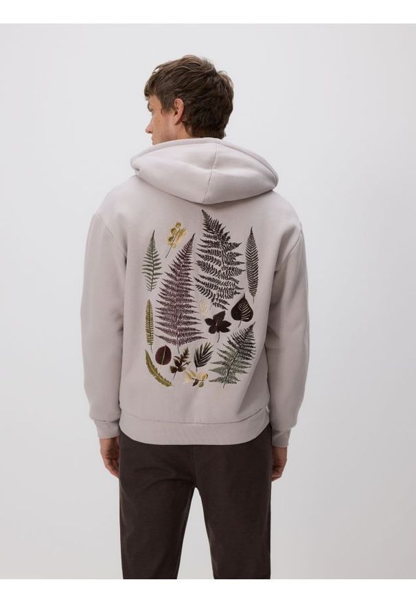 Reserved - Bluza z haftem na plecach - jasnoszary. Kolor: szary. Materiał: dzianina, bawełna. Wzór: haft