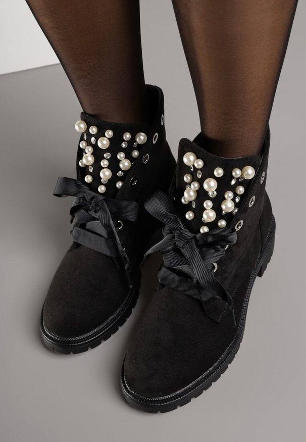 Renee - Czarne Botki z Imitacji Zamszu z Ozdobnymi Sznurówkami Perłami i Cyrkoniami Jovilda. Okazja: na co dzień. Kolor: czarny. Materiał: zamsz. Wzór: aplikacja. Obcas: na obcasie. Styl: rockowy, casual. Wysokość obcasa: średni