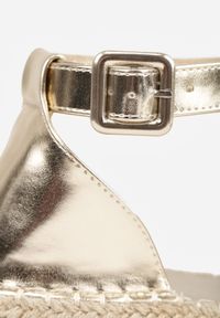 Born2be - Złote Sandały VICES na Grubej Plecionej Podeszwie Meztora. Okazja: na co dzień. Zapięcie: sprzączka. Kolor: złoty. Wzór: ażurowy. Sezon: lato. Styl: casual, klasyczny, elegancki #8