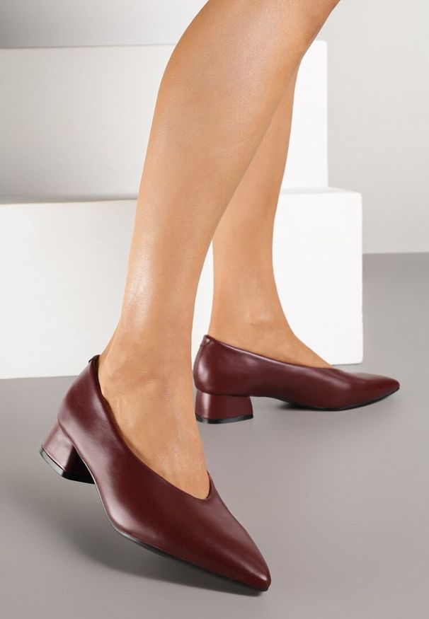 Renee - Bordowe Czółenka na Słupku Vices ze Skórzaną Wkładką Alinire. Kolor: czerwony. Materiał: skóra. Obcas: na słupku. Styl: elegancki
