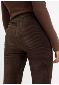 bonprix - Legginsy z poszerzanymi nogawkami z imitacji sztruksu. Kolor: brązowy. Materiał: sztruks #2