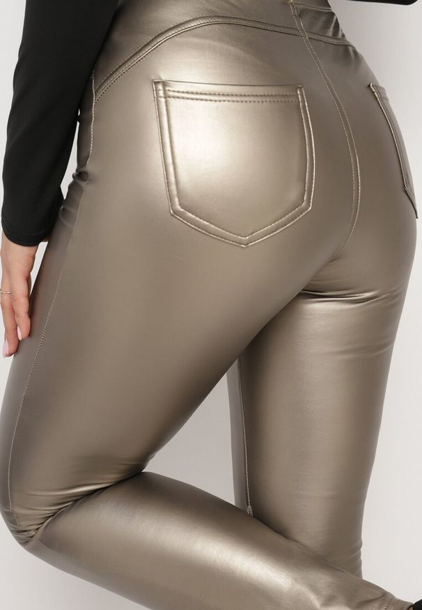 Born2be - Złote Legginsy z Ekoskóry z Wysokim Stanem i Imitacją Kieszeni Merievia. Okazja: na co dzień. Stan: podwyższony. Kolor: złoty. Styl: klasyczny, casual, elegancki