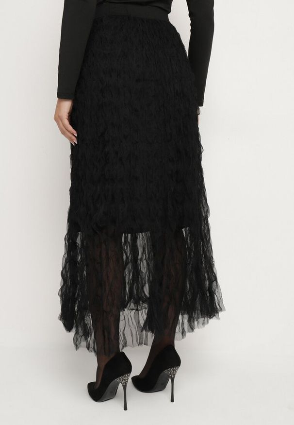 Born2be - Czarna Rozkloszowana Spódnica z Półtransparentnego Materiału z Ozdobnym Tłoczeniem Zerivra. Okazja: na co dzień. Kolor: czarny. Materiał: materiał. Styl: elegancki, casual, klasyczny