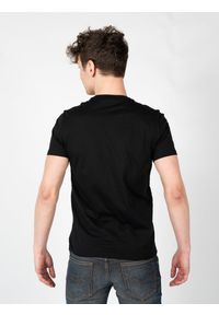 Emporio Armani T-shirt C-neck | 1108533-F755 | Mężczyzna | Czarny. Okazja: na co dzień. Kolor: czarny. Materiał: bawełna. Wzór: aplikacja. Styl: casual, klasyczny