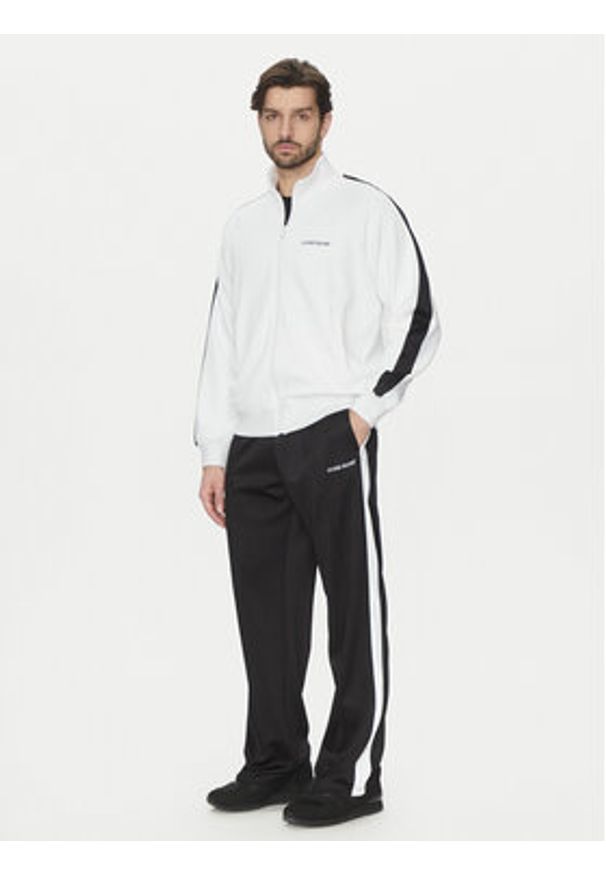 Guess Jeans Spodnie materiałowe 173615 Czarny Regular Fit. Kolor: czarny. Materiał: syntetyk