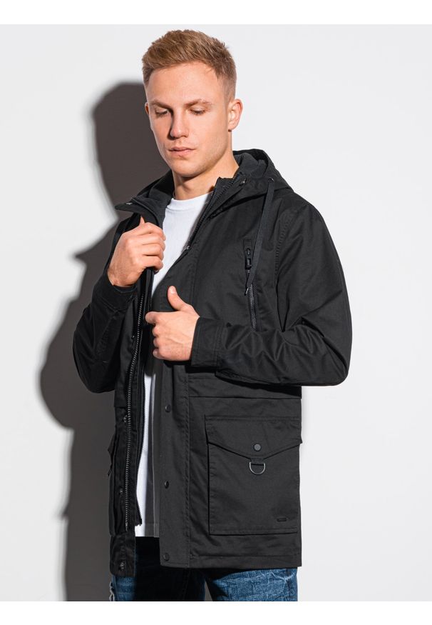 Czarna kurtka Ombre Clothing na wiosnę