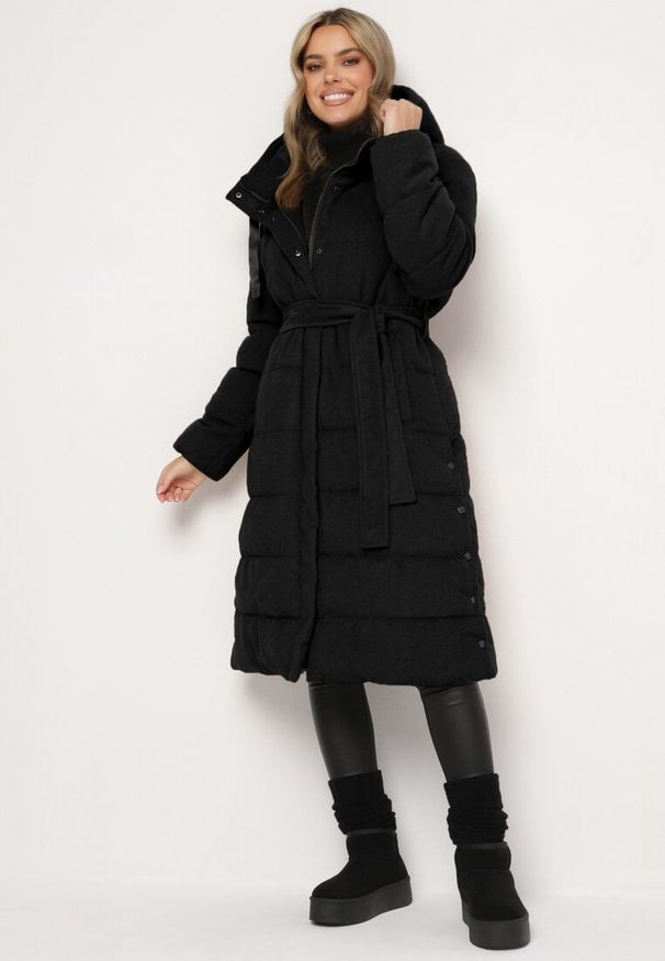 Born2be - Czarna Pikowana Kurtka z Kapturem i Paskiem Zdobiona Rozcięciami na Napy Semiriora. Okazja: na spacer, na co dzień. Typ kołnierza: kaptur. Kolor: czarny. Materiał: jeans. Wzór: aplikacja. Styl: casual, elegancki