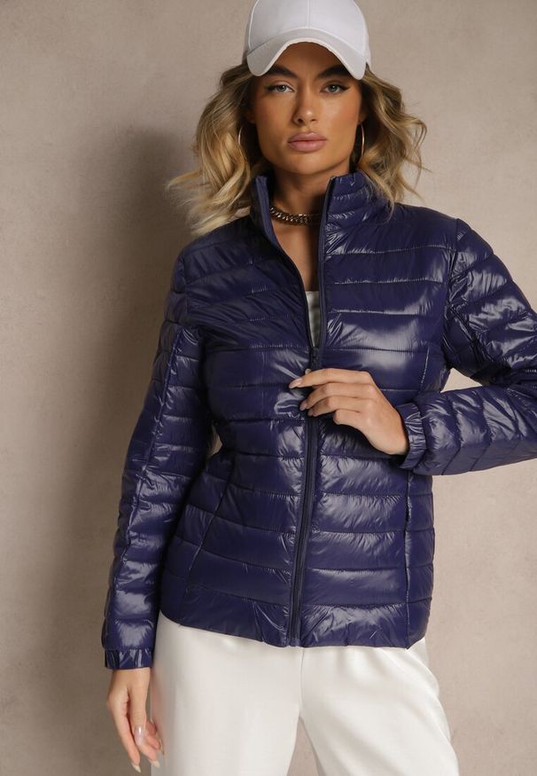 Renee - Granatowa Kurtka Pikowana Atia. Typ kołnierza: kołnierzyk stójkowy, bez kaptura. Kolor: niebieski. Materiał: jeans. Długość rękawa: długi rękaw. Długość: długie. Wzór: jednolity. Sezon: jesień