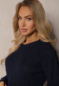 Renee - Granatowy Sweter w Klasycznym Stylu z Tłoczonym Wzorem Deriel. Okazja: na co dzień. Kolor: niebieski. Materiał: jeans. Długość rękawa: długi rękaw. Długość: długie. Styl: klasyczny #4