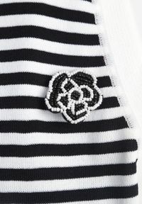 Renee - Biało-Czarny Top z Wiskozy w Paski z Ozdobną Broszką Dinette. Kolor: biały. Materiał: wiskoza. Długość rękawa: bez rękawów. Wzór: paski #2