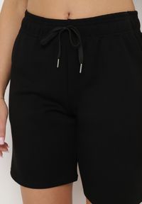 Born2be - Czarne Szorty Wykończone Gumką w Pasie i Wsuwanymi Kieszeniami Ritardia. Okazja: na co dzień. Kolor: czarny. Styl: casual #6