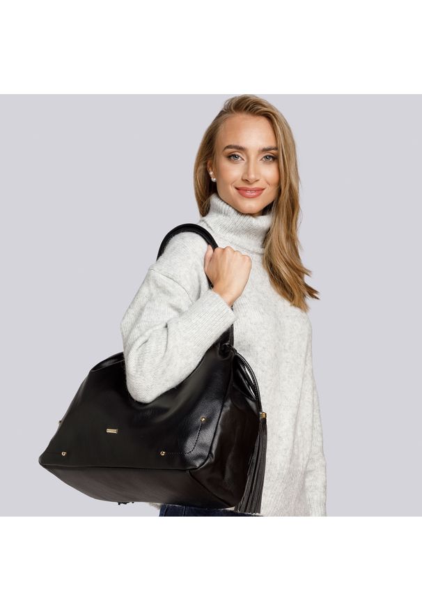 Wittchen - Torebka worek z chwostami. Kolor: czarny. Wzór: kropki. Dodatki: z frędzlami. Materiał: skórzane. Styl: boho. Rodzaj torebki: na ramię