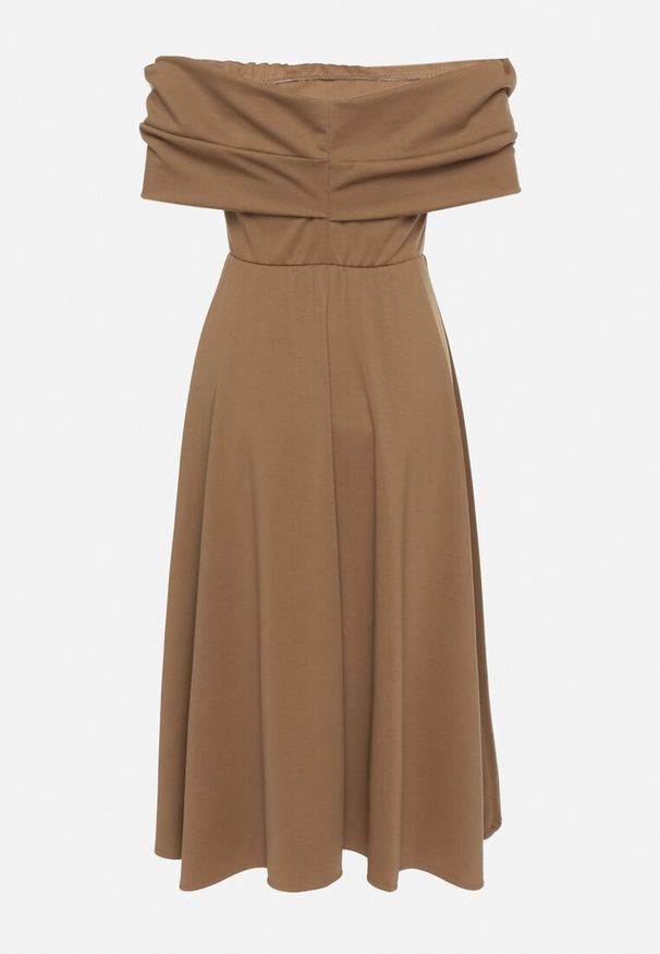 Born2be - Brązowa Rozkloszowana Sukienka z Odsłoniętymi Ramionami i Drapowaniem Odilene. Okazja: na imprezę. Kolor: brązowy. Sezon: lato. Typ sukienki: z odkrytymi ramionami. Styl: elegancki