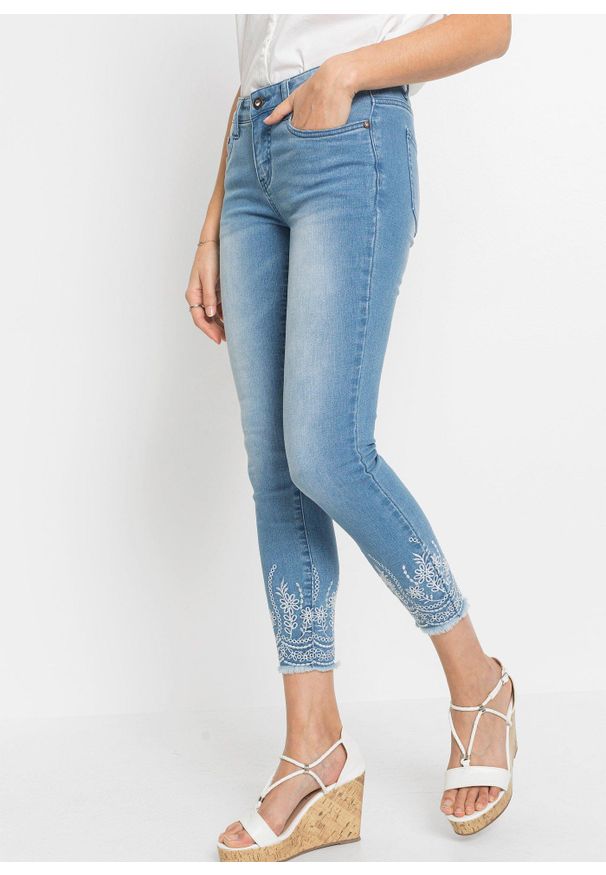 bonprix - Dżinsy o kroju skinny, mid waist. Kolor: niebieski. Wzór: haft