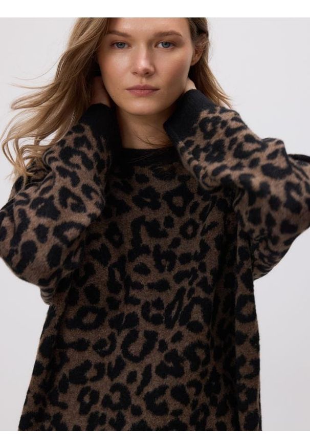 Reserved - Sweter w panterkę - wielobarwny. Materiał: dzianina, wełna. Wzór: motyw zwierzęcy