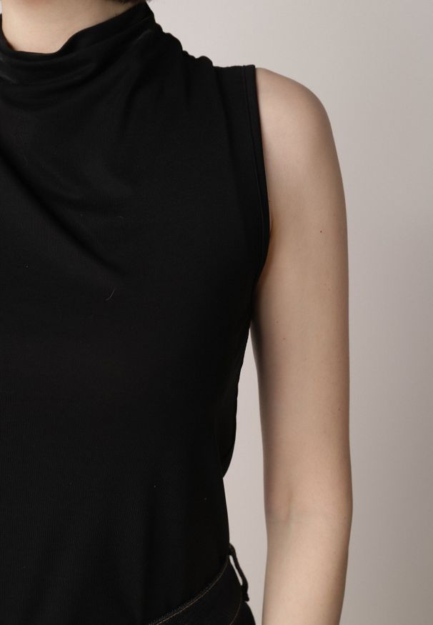 Born2be - Czarna Gładka Bluzka Bez Rękawów z Półgolfem Nedivra. Okazja: na co dzień, na spotkanie biznesowe, do pracy. Kolor: czarny. Materiał: jeans, materiał, poliester, elastan. Długość rękawa: bez rękawów. Wzór: gładki. Styl: klasyczny, biznesowy, casual, elegancki