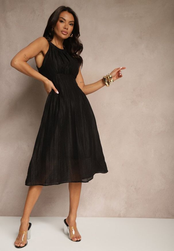 Renee - Czarna Sukienka o Rozkloszowanym Kroju z Wiązaniem Zdobiona Tłoczeniem Nimirelle. Kolor: czarny. Materiał: tkanina. Długość rękawa: bez rękawów. Wzór: aplikacja. Typ sukienki: rozkloszowane. Styl: elegancki