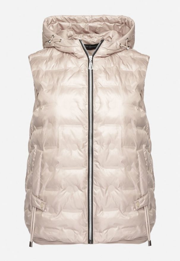 Born2be - Beżowa Pikowana Kamizelka z Kapturem i Ściągaczem w Talii Evelbia. Okazja: na spacer. Typ kołnierza: kaptur. Kolekcja: plus size. Kolor: beżowy. Materiał: jeans. Wzór: aplikacja. Styl: elegancki, klasyczny