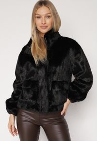 Born2be - Czarna Futrzana Kurtka Ozdobiona Kieszeniami Vetilina. Okazja: na co dzień. Kolor: czarny. Materiał: futro. Wzór: aplikacja. Styl: casual, elegancki #7