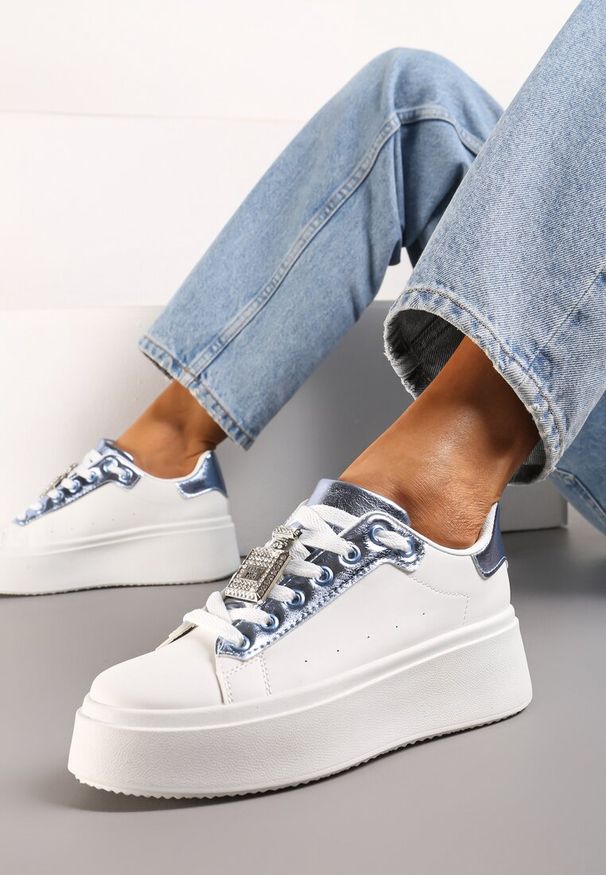 Renee - Biało-Niebieskie Sneakersy z Metaliczną Zawieszką na Sznurówkach Ozdobioną Cyrkoniami Edosa. Okazja: na spacer. Kolor: biały. Wzór: aplikacja. Sport: turystyka piesza