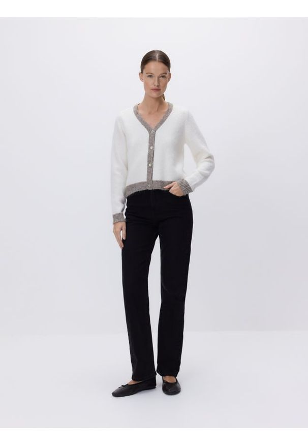 Reserved - Kardigan z kontrastowymi wstawkami - kremowy. Kolor: kremowy. Materiał: dzianina, wełna. Wzór: gładki