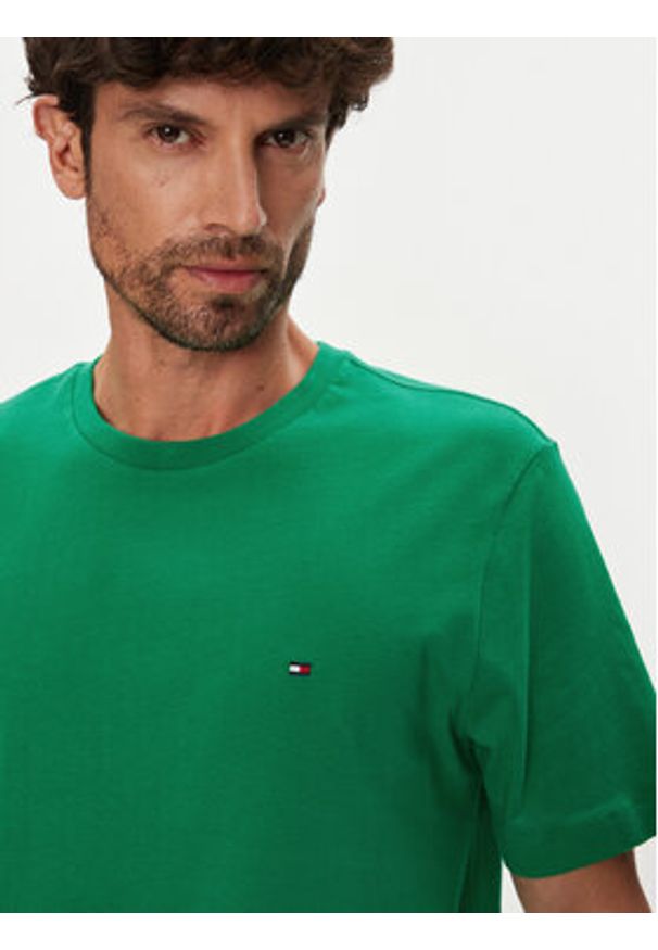 TOMMY HILFIGER - Tommy Hilfiger T-Shirt Ess Seasonal MW0MW39995 Zielony Regular Fit. Kolor: zielony. Materiał: bawełna