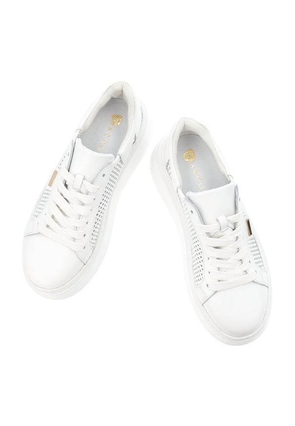 Sneakersy damskie Armodo, cholewka ze skóry naturalnej perforowana konstrukcja zapewniająca przewiewność klasyczne sznurowanie, białe, DS-777. Zapięcie: sznurówki. Kolor: biały. Materiał: skóra. Szerokość cholewki: normalna. Wzór: ażurowy. Styl: klasyczny