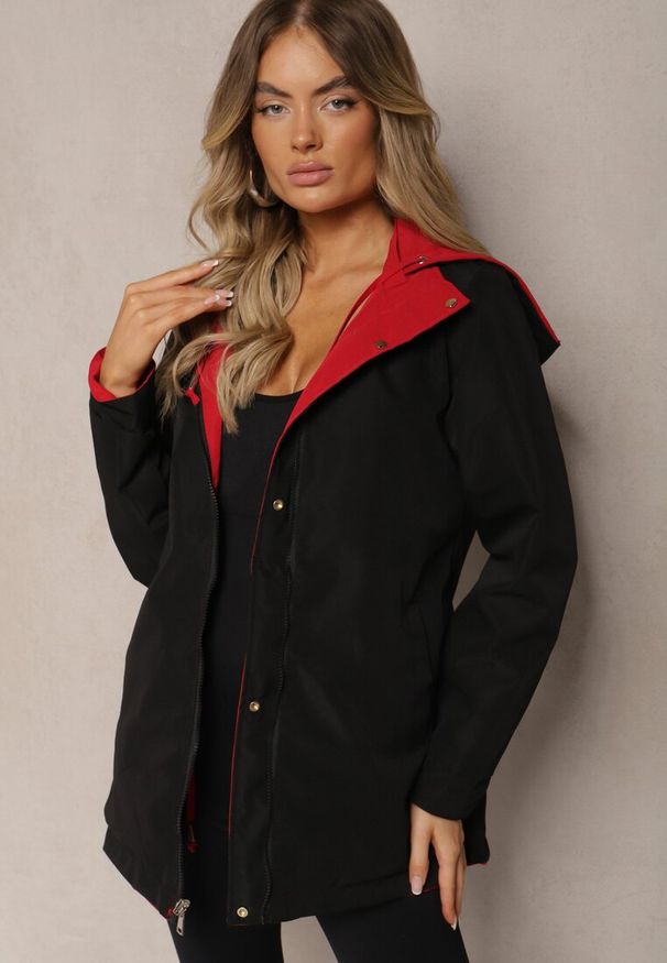 Renee - Czerwona Dwustronna Kurtka w Stylu Parki Wykończona przy Rękawach Guzikami Mivatra. Okazja: na co dzień. Kolor: czerwony. Materiał: jeans, wełna. Styl: casual, elegancki