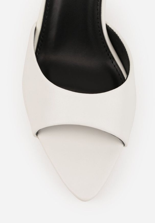 Renee - Białe Klapki na Szpilce ze Szpiczastym Odkrytym Noskiem Sewnila. Nosek buta: szpiczasty. Kolor: biały. Materiał: jeans, koronka. Obcas: na szpilce. Styl: elegancki, wizytowy