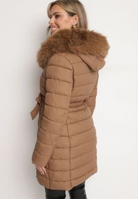 Born2be - Brązowa Kurtka Pikowana z Futerkiem Przy Kapturze i Paskiem w Talii Dorinka. Okazja: na co dzień. Kolor: brązowy. Materiał: futro. Długość rękawa: długi rękaw. Długość: długie. Styl: casual, elegancki #7