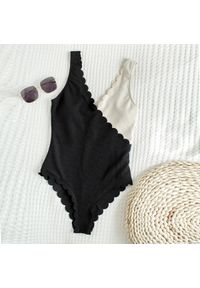 Intica - Strój kąpielowy jednoczęściowy prążkowany z falbankami na plażę i basen Karmen. Kolor: czarny. Materiał: prążkowany