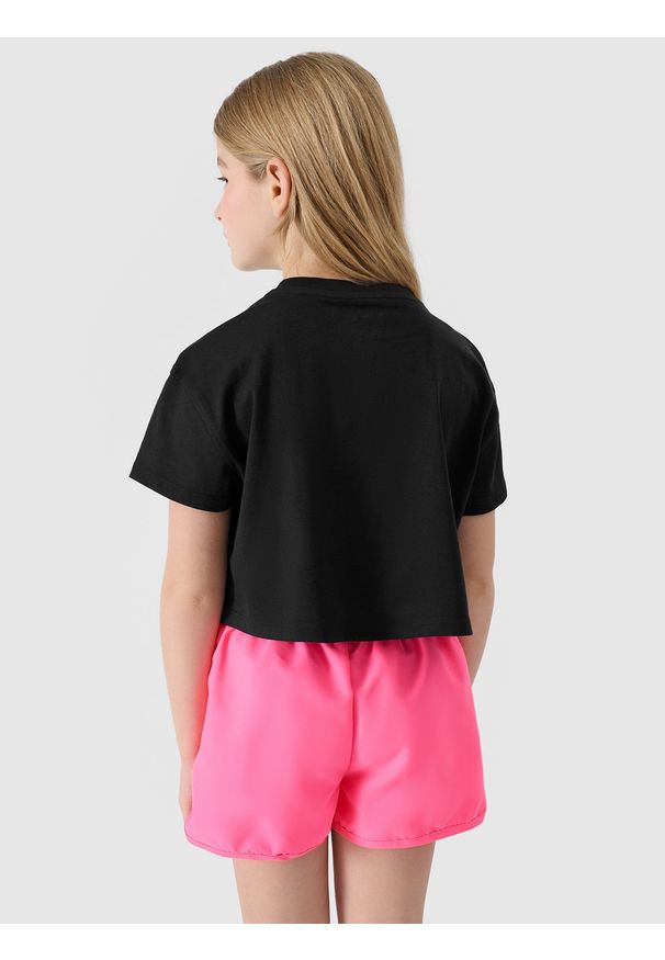 4f - 4F T-shirt crop-top z nadrukiem dziewczęcy - czarny 122 (6-7 lat). Okazja: na co dzień. Kolor: czarny. Materiał: bawełna, jersey, dzianina. Długość rękawa: krótki rękaw. Długość: krótkie. Wzór: nadruk. Sezon: lato. Styl: sportowy, casual