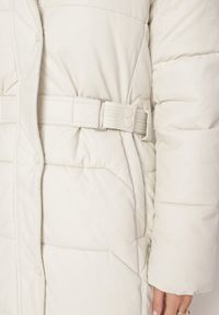 Born2be - Biała Pikowana Kurtka z Odpinanym Kapturem z Futerkiem Innalisse. Okazja: na co dzień, do pracy, na spotkanie biznesowe. Kolor: biały. Materiał: futro. Długość rękawa: długi rękaw. Długość: długie. Styl: biznesowy, casual, elegancki #7