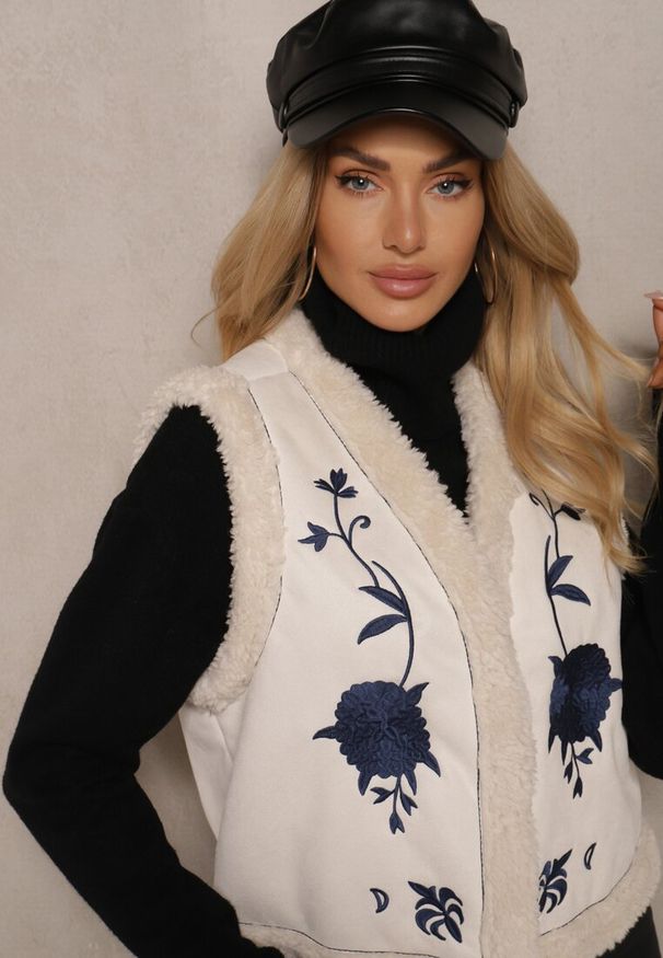 Renee - Beżowa Kamizelka z Futerkiem i Haftem w Kwiaty Miathina. Okazja: na co dzień. Kolor: beżowy. Materiał: futro. Wzór: haft, kwiaty. Styl: casual, elegancki, wizytowy
