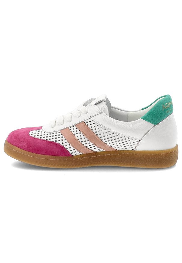 Sneakersy damskie Armodo, cholewka ze skóry naturalnej zamszowej z perforowanymi panelami klasyczne sznurowanie niska stabilna podeszwa zapewniająca. Okazja: na co dzień. Zapięcie: sznurówki. Kolor: biały. Materiał: skóra, zamsz. Szerokość cholewki: normalna. Wzór: kolorowy, ażurowy. Styl: klasyczny