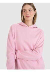 4f - 4F Bluza dresowa nierozpinana z kapturem damska - różowa XL. Okazja: na co dzień. Typ kołnierza: kaptur. Kolor: różowy. Materiał: dresówka. Długość rękawa: raglanowy rękaw. Wzór: gładki, ze splotem. Styl: sportowy, casual